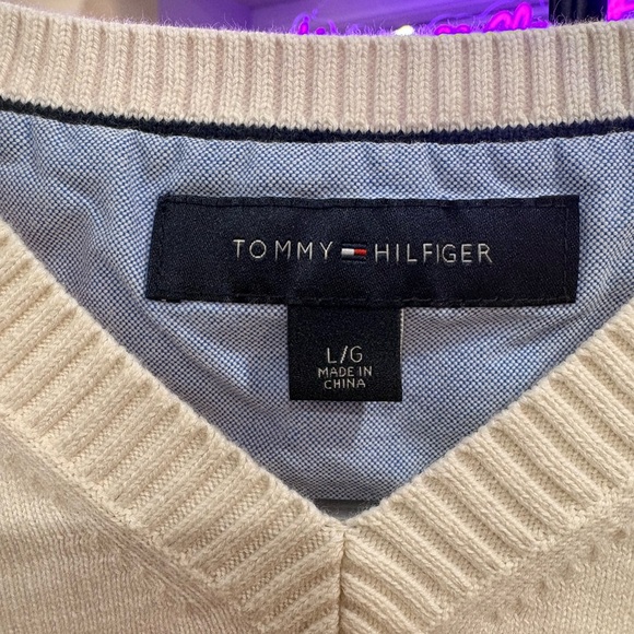 Tommy Hilfiger Women’s Cream V-Neck Sweater - Picture 2 of 3